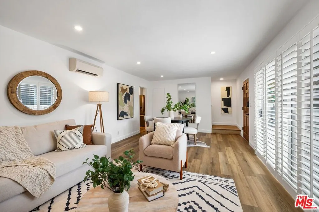 Santa Monica, California 90404, United States, 3 Bedrooms Bedrooms, ,2 BathroomsBathrooms,Residential,Active,132617