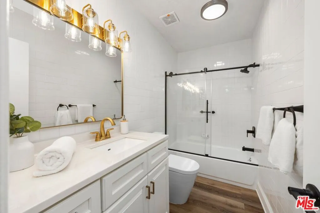 Santa Monica, California 90404, United States, 3 Bedrooms Bedrooms, ,2 BathroomsBathrooms,Residential,Active,132617