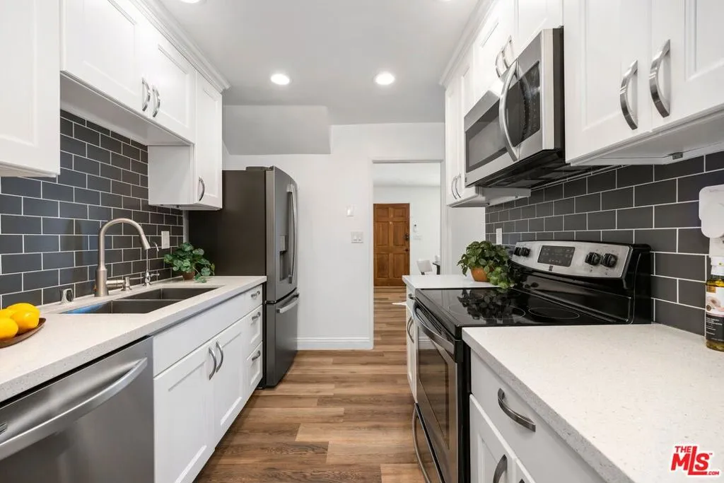 Santa Monica, California 90404, United States, 3 Bedrooms Bedrooms, ,2 BathroomsBathrooms,Residential,Active,132617