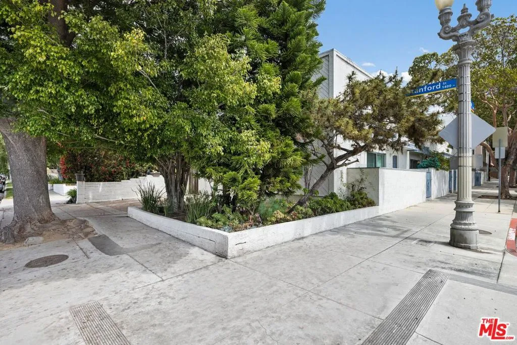 Santa Monica, California 90404, United States, 3 Bedrooms Bedrooms, ,2 BathroomsBathrooms,Residential,Active,132617