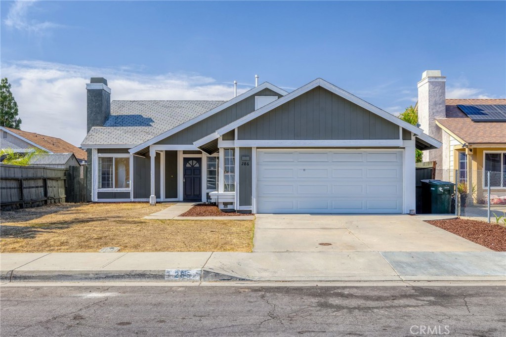 Nice spacious 3brm/2bath home. High ceilings, plenty of windows, freshly paint, new flooring, central A/C and heat close to shopping. Shows very nice.