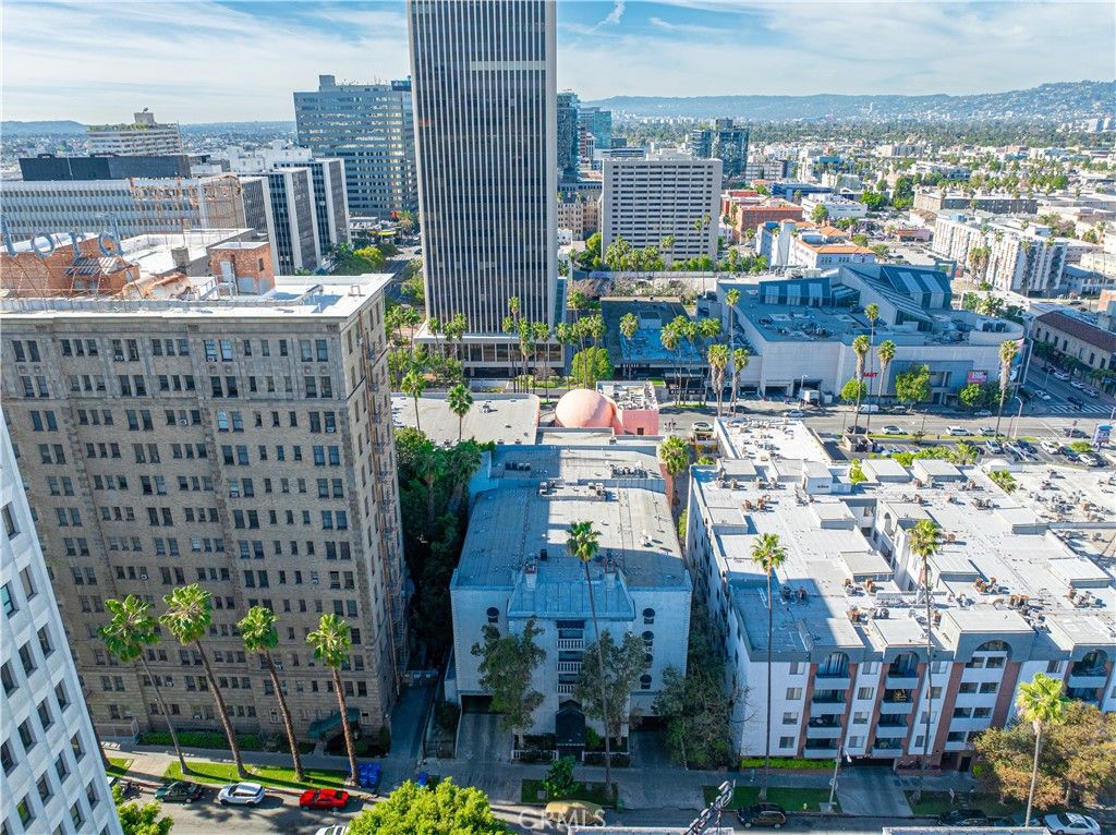 Photo of 631 S Kenmore Ave #406, Los Angeles, CA 90005 (MLS # PW26016697)