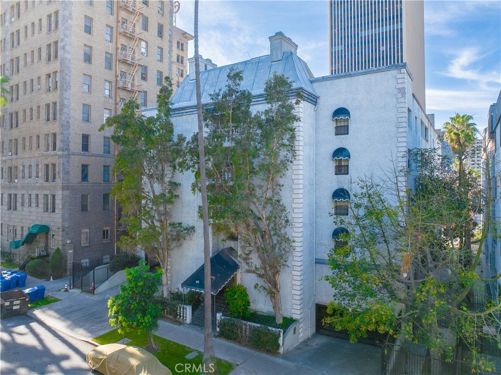 Photo of 631 S Kenmore Ave #406, Los Angeles, CA 90005 (MLS # PW26016697)