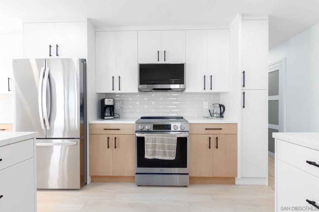 Newly remodeled, immaculate 2 bedroom condo in the village of La Jolla. This single level sanctuary has panoramic ocean views. You will find beautiful touches in the condo from upgraded closet doors, built-in cabinets in the kitchen and dining area and heated toilets in the bathrooms. Both bedrooms have en-suite bathrooms. There is an EV Charger in the garage parking spot designated to the condo. The location is perfect to walk to all of the surrounding restaurants, shops, La Jolla Cove and tidepools. The condo is in a secure building with coded entry. Parking spaces are also secure in a gated garage. Enjoy an evening in the community jacuzzi and lounge in the common area overlooking the ocean with friends. This is an incredible home.