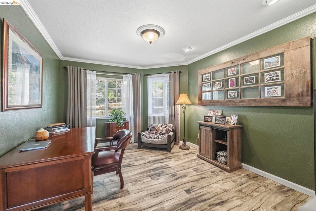 21835 White Thorn