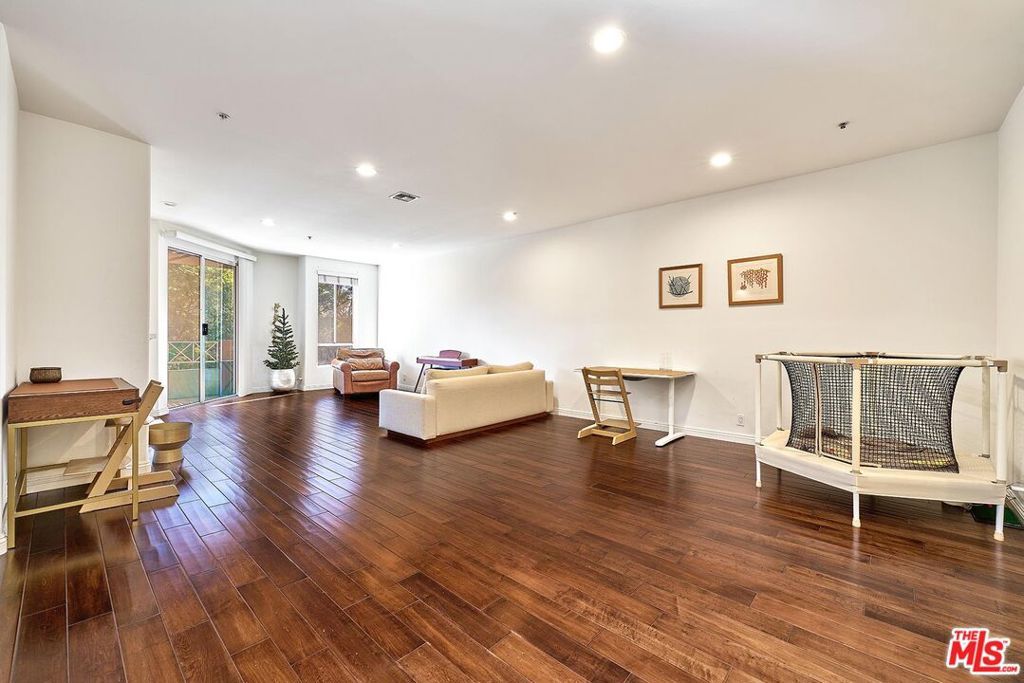 Photo of 333 Westminster Avenue #204, Los Angeles, CA 90020 (MLS # 25621473)