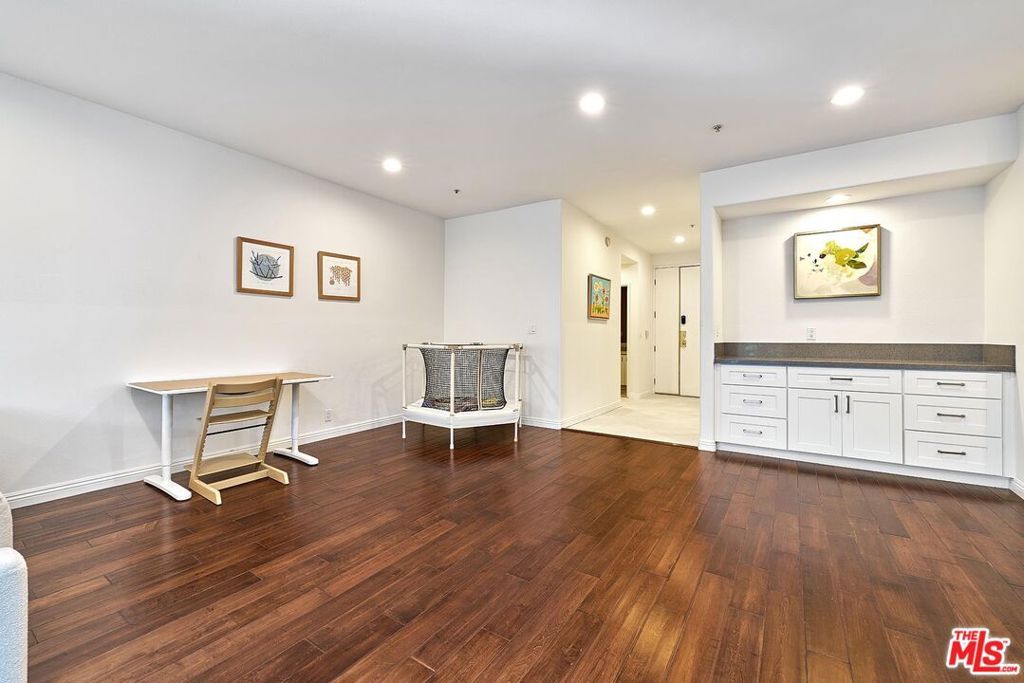 Photo of 333 Westminster Avenue #204, Los Angeles, CA 90020 (MLS # 25621473)