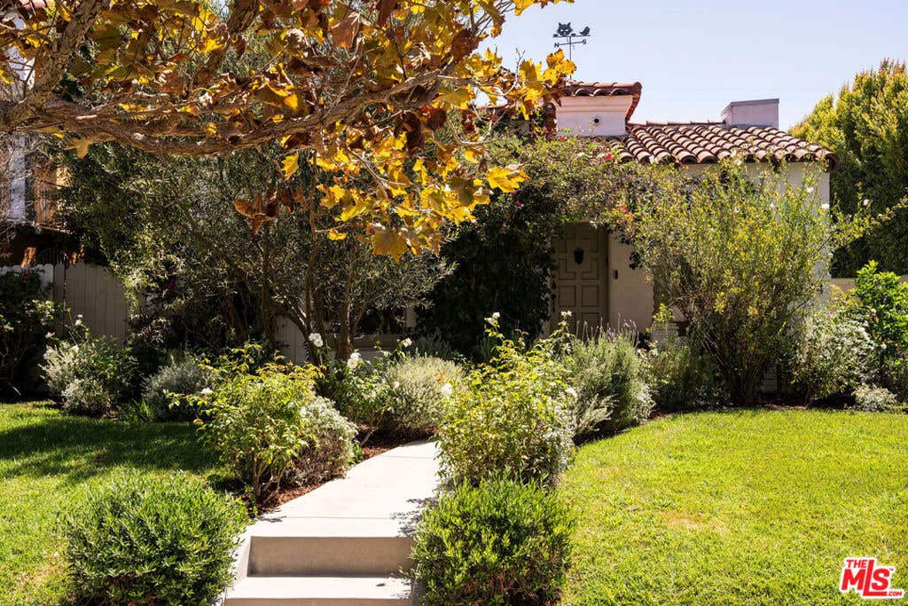 Photo of 1654 Stearns Drive, Los Angeles, CA 90035 (MLS # 26874591)