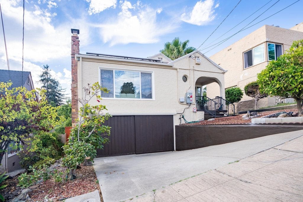 2925 El Monte Ave Ave, Oakland CA 94605
