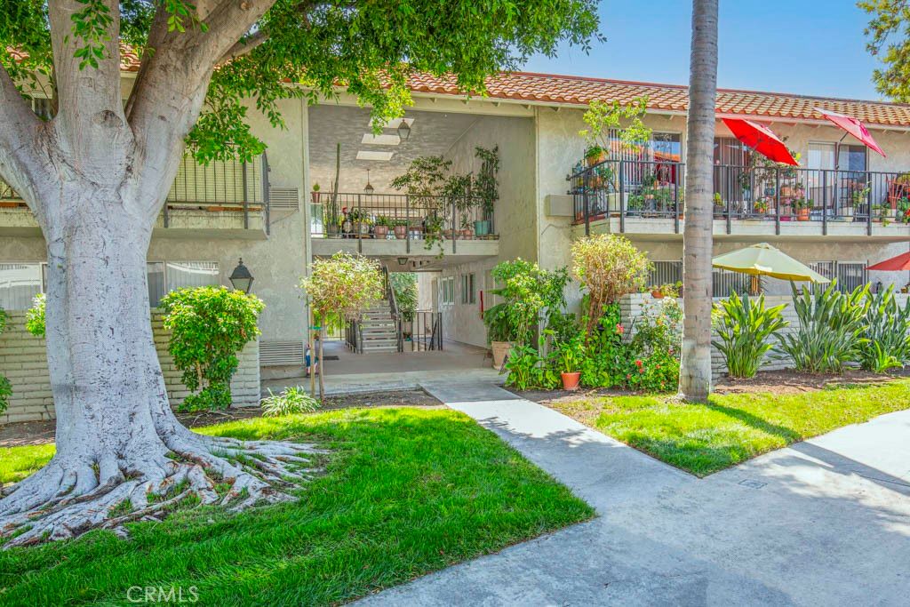 Photo of 2266 Via Puerta #O, Laguna Woods, CA 92637 (MLS # OC26094257)