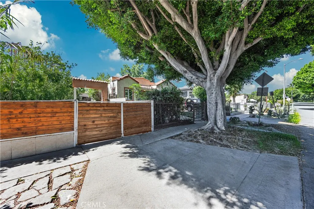 Los Angeles, California 90001, United States, 2 Bedrooms Bedrooms, ,1 BathroomBathrooms,Residential,Active,178655