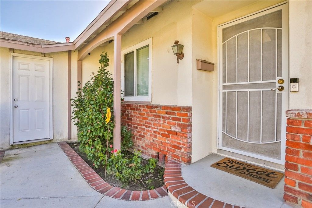 Photo of 15061 Drake Ln, Huntington Beach, CA 92647 (MLS # OC25274548)