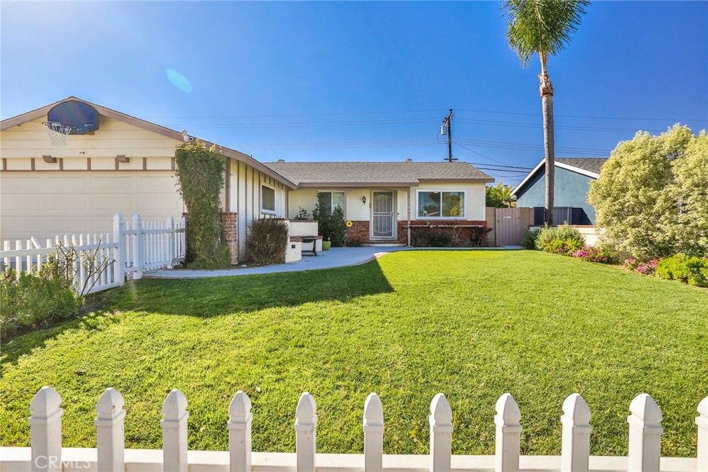 Photo of 15061 Drake Ln, Huntington Beach, CA 92647 (MLS # OC25274548)