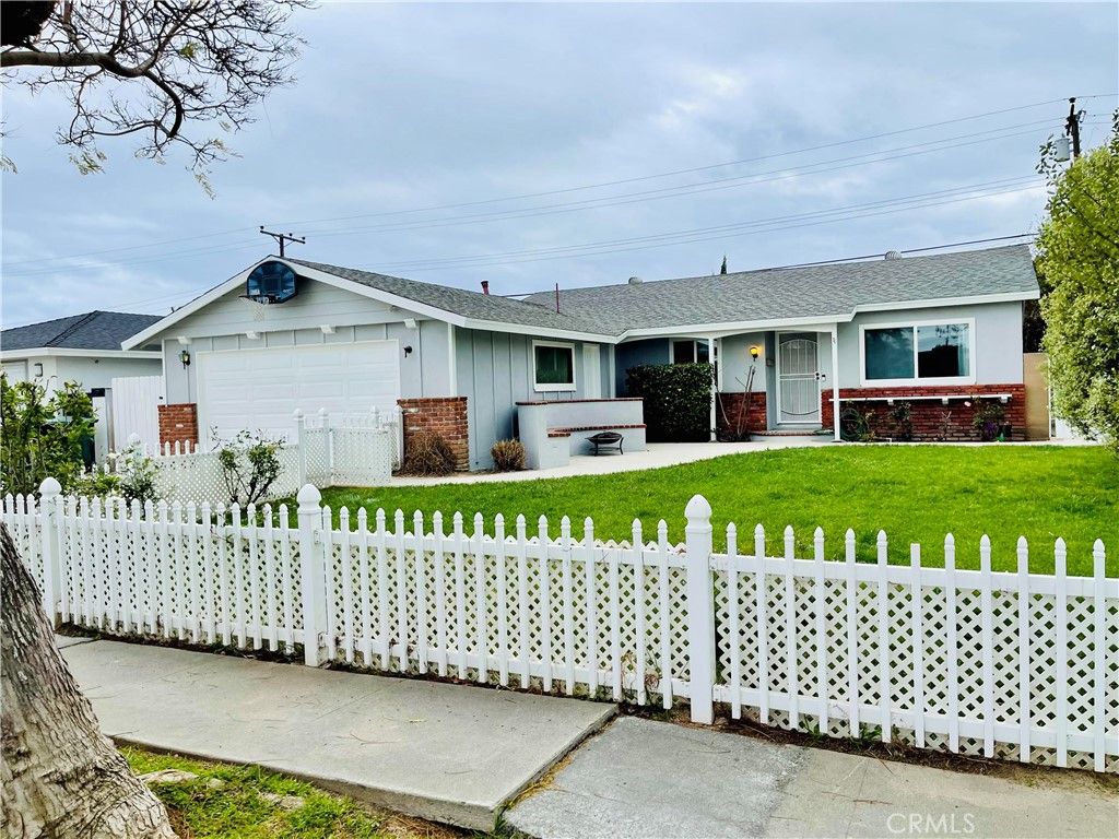 Photo of 15061 Drake Ln, Huntington Beach, CA 92647 (MLS # OC25274548)