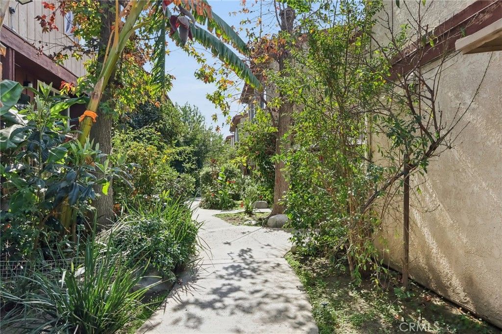 Photo of 7320 Lennox Avenue #D11, Van Nuys, CA 91405 (MLS # SR26030019)