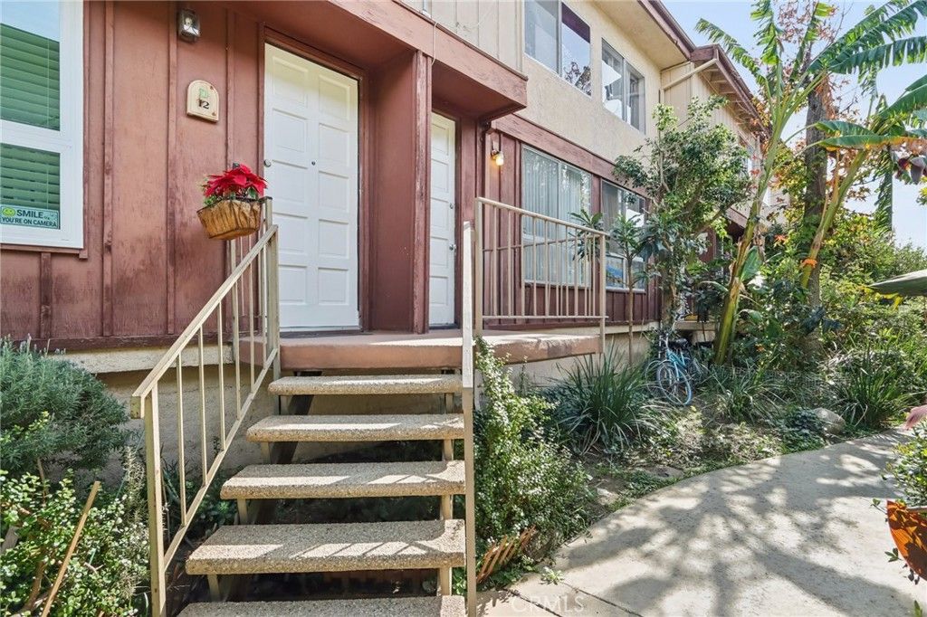 Photo of 7320 Lennox Avenue #D11, Van Nuys, CA 91405 (MLS # SR26030019)