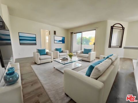 Photo of 1426 S Orange Grove Avenue #6, Los Angeles, CA 90019 (MLS # 26676103)