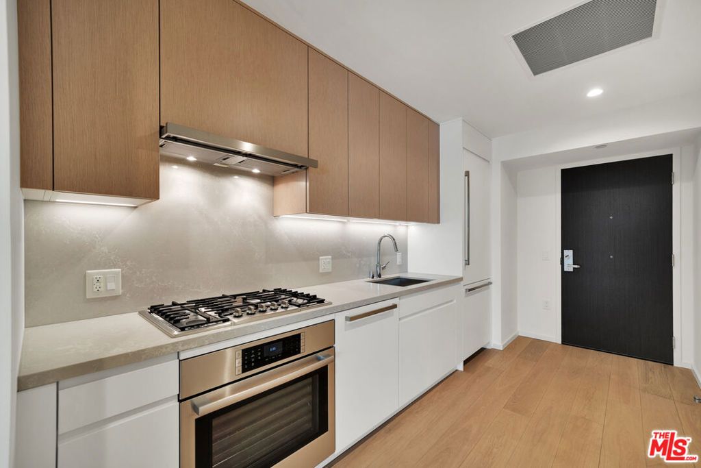 Photo of 877 Francisco Street #1523, Los Angeles, CA 90017 (MLS # 26657955)