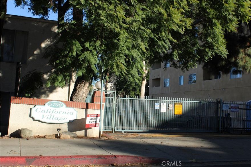 Top-floor unit filled with natural light and soaring ceilings. This beautifully updated condo features newer appliances, laminate flooring, and newly remodeled bathrooms. The open-concept living room boasts high ceilings and an abundance of natural light, complemented by three spacious bedrooms.

The community offers a large pool, spa, and recreational room, along with two tandem parking spaces conveniently located near the entry gate. Recent upgrades include a new roof for all units. Ideally situated near the 101 Freeway, Ventura Boulevard, hospitals, Balboa Park, and numerous recreational amenities.