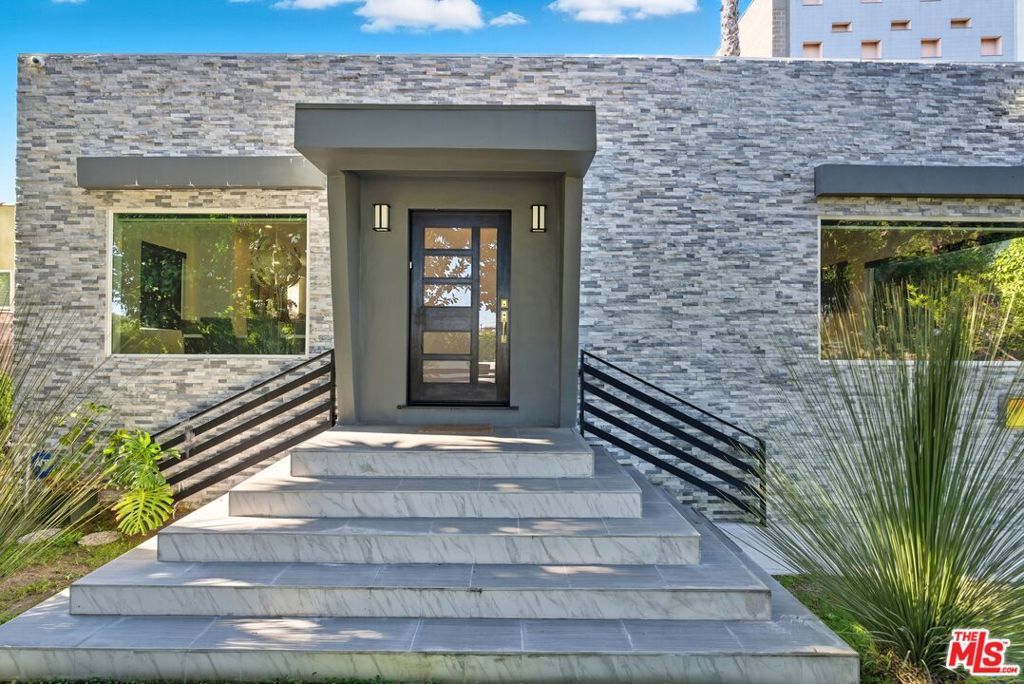 Photo of 10915 Ayres Avenue, Los Angeles, CA 90064 (MLS # 25600179)