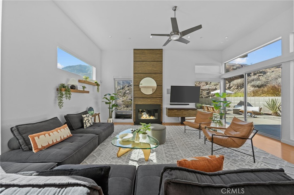 2805 S Palm Canyon