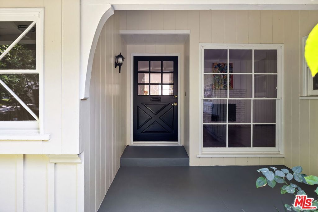 Photo of 15519 Huston Street, Encino, CA 91436 (MLS # 25607649)