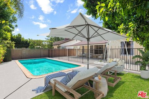 Photo of 15519 Huston Street, Encino, CA 91436 (MLS # 25607649)