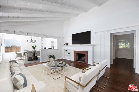 Photo of 15519 Huston Street, Encino, CA 91436 (MLS # 25607649)