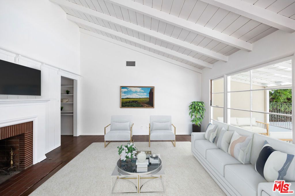 Photo of 15519 Huston Street, Encino, CA 91436 (MLS # 25607649)