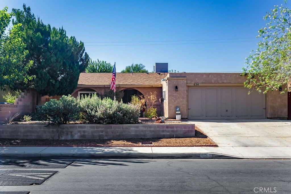 Photo of 634 W Avenue J8, Lancaster, CA 93534 (MLS # SR26209348)