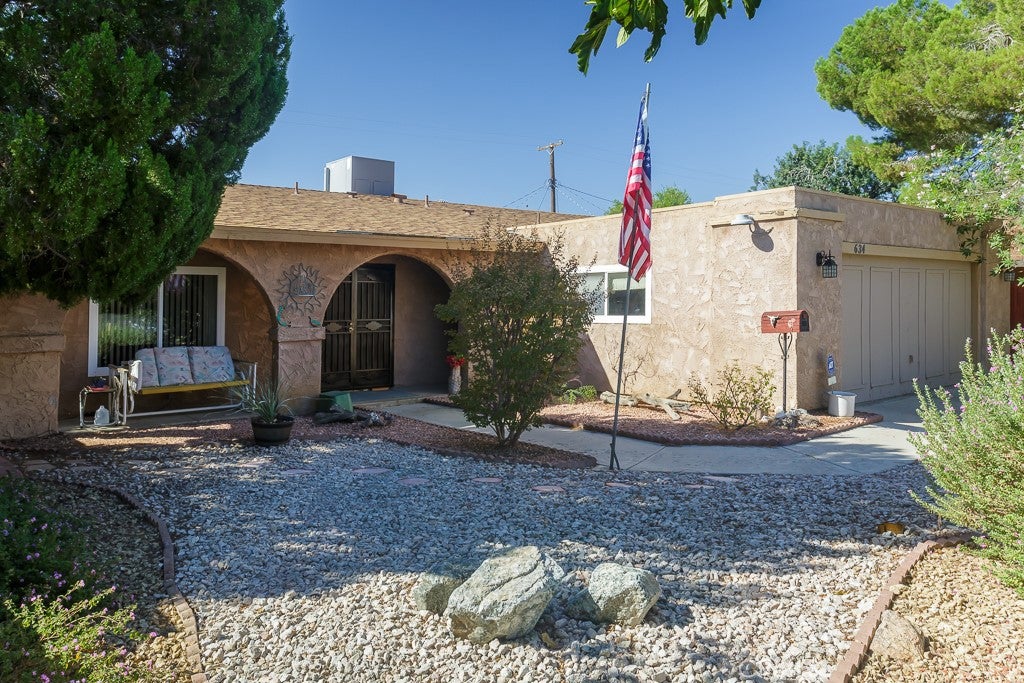 Photo of 634 W Avenue J8, Lancaster, CA 93534 (MLS # SR26209348)