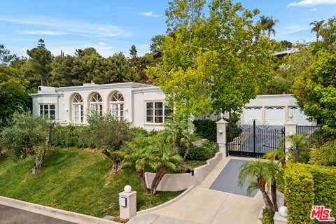Photo of 475 Martin Lane, Beverly Hills, CA 90210 (MLS # 26862851)