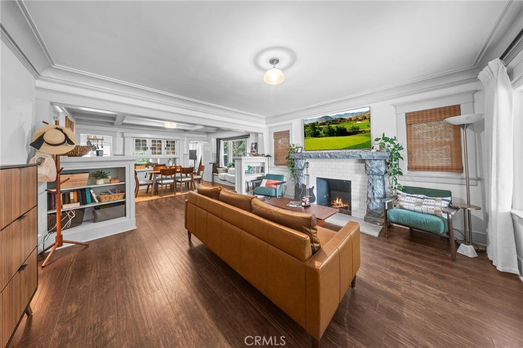 Properties 4 3858 S Hobart Boulevard