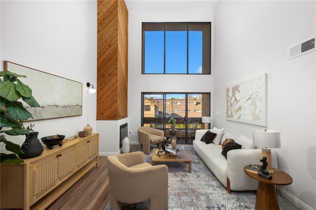 300 S Reno Street 303, Los Angeles CA 90057