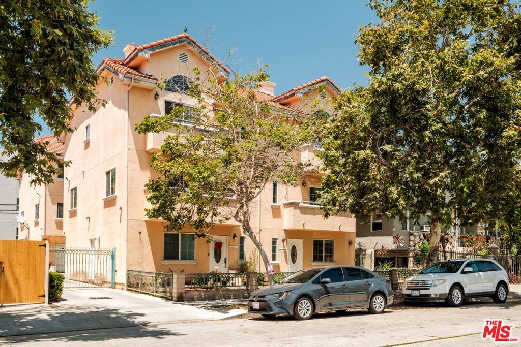 Photo of 821 S Gramercy Place #2, Los Angeles, CA 90005 (MLS # 26838467)