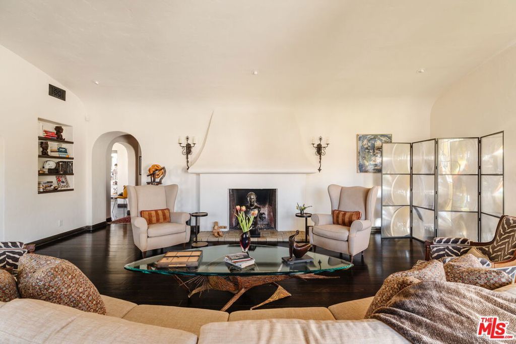 Photo of 200 S Mansfield Avenue, Los Angeles, CA 90036 (MLS # 26693107)