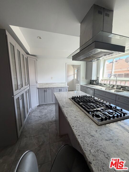 6256 S Fairfax Avenue