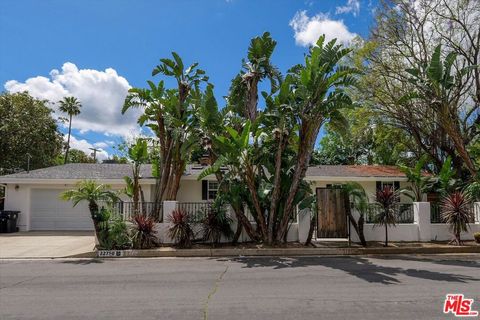 Photo of 22750 Clarendon Street, Woodland Hills, CA 91367 (MLS # 26838675)