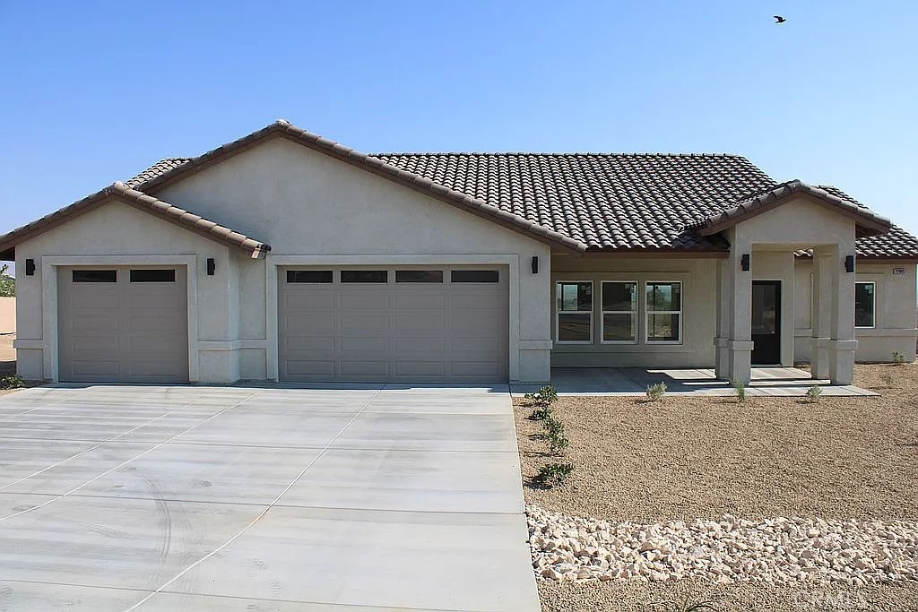 Brand New Construction in Sycamore Rocks area with Stunning Valley Views – 1.25 Acres
Welcome to your dream home! This brand-new, 3 bedroom, 2 bath beauty is perfectly situated on 1.25 acres overlooking the valley, offering space, comfort, and endless possibilities.
Step inside to discover upgraded cabinetry, granite countertops, and an open-concept kitchen and living room with soaring 10-foot ceilings. Upgraded fireplace and mantle. The master suite is a true retreat, featuring a 200 sq. ft. walk-in shower for the ultimate luxury experience.
The oversized 3-car garage—over 1,000 sq. ft.—gives you more than enough room for vehicles, storage, and your favorite toys. From here, you can ride straight out to the desert for adventure!
With acreage to spare, you have room to bring your horses, build an ADU, or create the workshop you’ve always dreamed of. The property is beautifully landscaped, making it move-in ready while still offering space for your personal touch.
Don’t miss this perfect combination of luxury living, wide-open space, and outdoor freedom.