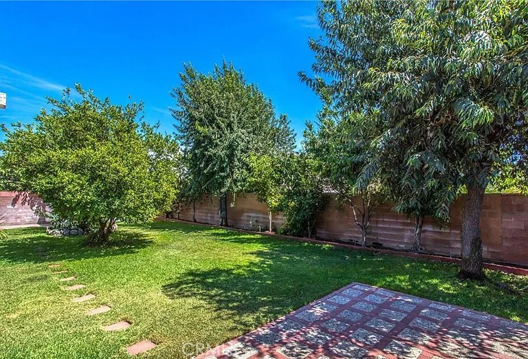 15937 Manzanita