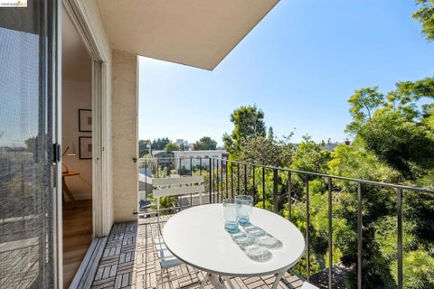 Tiny photo for 645 Chetwood ST #208, Oakland, CA 94610 (MLS # 41151574)