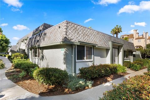 Photo of 8318 Artista Dr, Huntington Beach, CA 92646 (MLS # OC25263249)