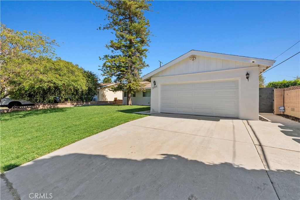 Photo of 16428 Halsted Street, Northridge, CA 91343 (MLS # SR25180584)