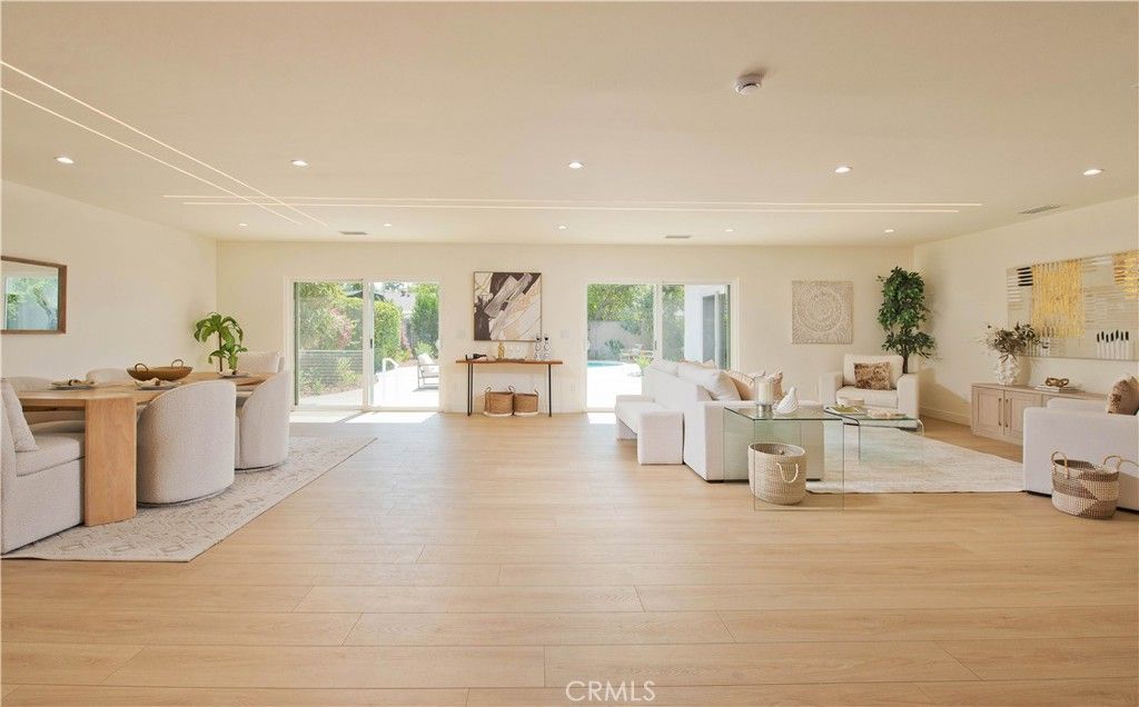 Photo of 22330 Mobile Street, Woodland Hills, CA 91304 (MLS # SR25220894)