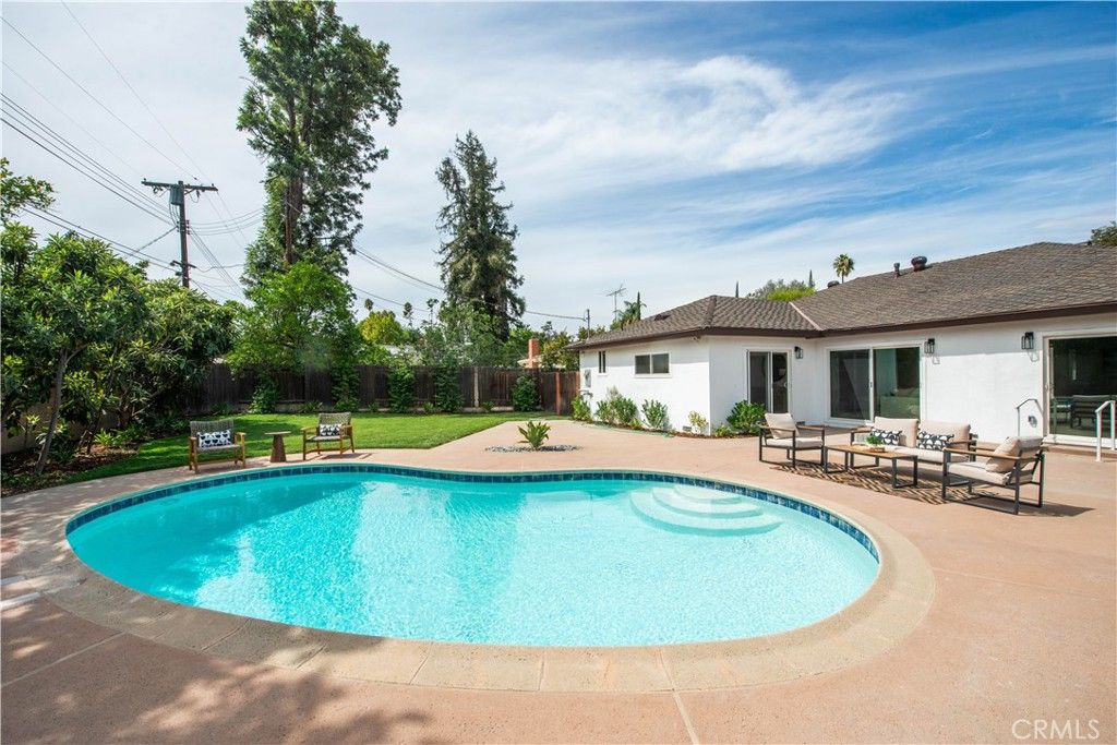 Photo of 22330 Mobile Street, Woodland Hills, CA 91304 (MLS # SR25220894)