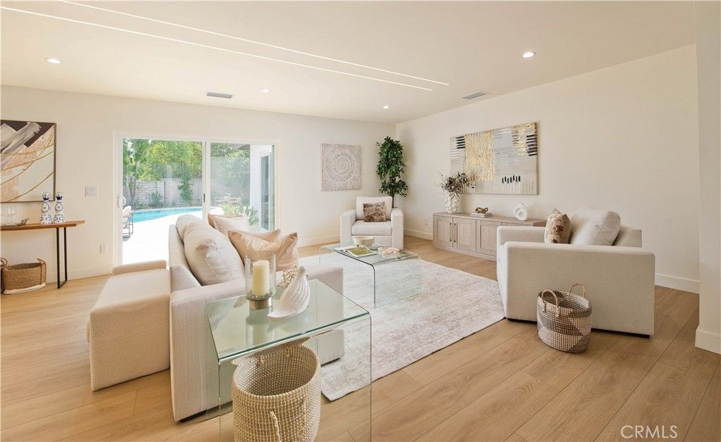Photo of 22330 Mobile Street, Woodland Hills, CA 91304 (MLS # SR25220894)