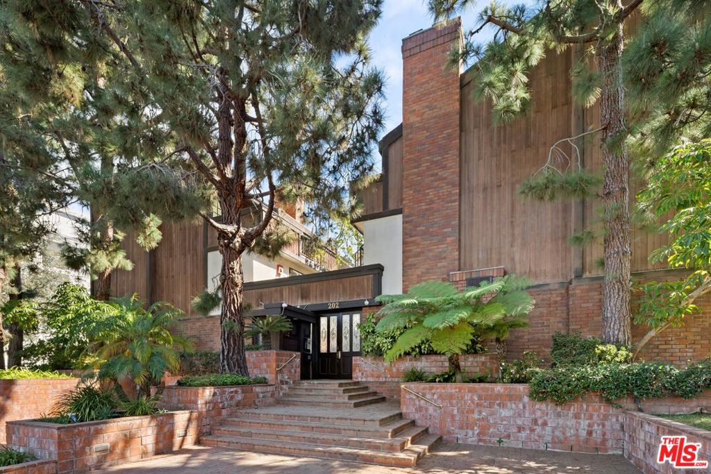 202 San Vicente Boulevard 12