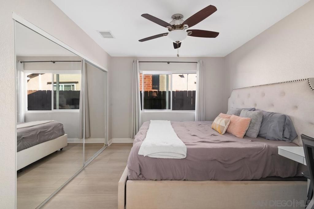listing image 130723975951945004380