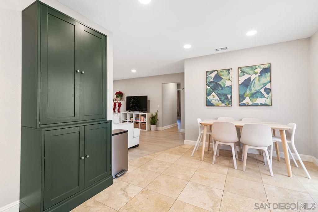 listing image 130723673606934446599