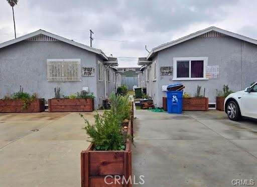 Discover comfortable city living in this cozy and affordable 1-bedroom, 1-bath apartment located in the heart of South Los Angeles. Whether you're a student, working professional, or looking to downsize, this unit offers everything you need in a convenient location.
~ Spacious Bedroom – Comfortable layout with a generous closet and natural lighting.
~Clean & Functional Bathroom – Well-maintained and ready to use.
~Efficient Kitchen – Comes with stove/oven, cabinet storage, and space for a small dining area.
~Cozy Living Area – Great for relaxing or entertaining a guest or two.
~Mini Split A/C & Heat – Stay comfortable all year long.
Convenient Location – Close to major freeways, public transportation, local shops, and dining. Easy access to DTLA, USC, and more.